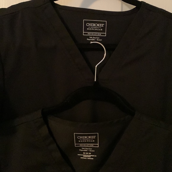 Cherokee Revolution V neck scrub top, Black, LN - Picture 2 of 5